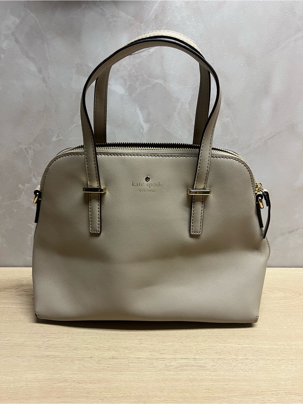 ♠️ Kate Spade New York Cedar Street Maise Satchel – Greige/Taupe